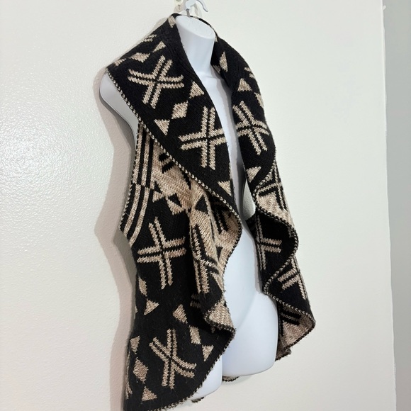 JohnPaulRichard Black and Cream Geometric Aztec Sweater Vest Cardigan Shawl SzL - Picture 4 of 10